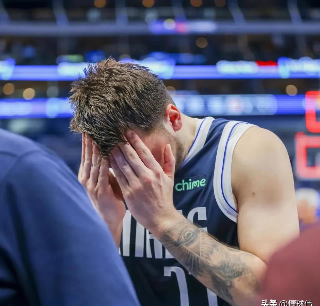 壹号-东契奇在篮网比赛中比赛局势复杂，持续失利引发热议！全场沸腾不已的简单介绍