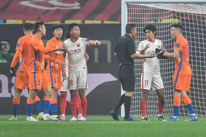 壹号-包含欧超杯赛程吃紧；广州队今夜回应争议；态度坚定；阵容厚度经受考验的词条