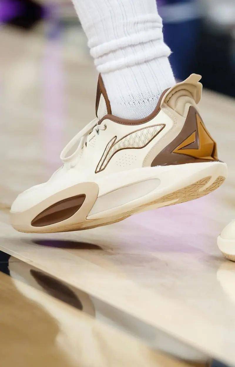 壹号娱乐-巴特勒回归赛场，惊险取胜首场状态亮眼，SKT观众沸腾！的简单介绍